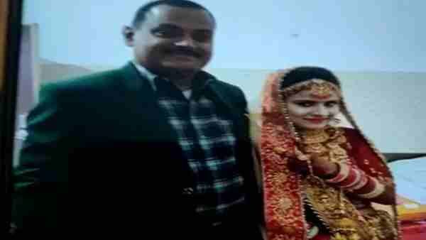 अमर दुबे की पत्नी का फोटो विकास दुबे के साथ हुआ वायरल, पुलिस ने रिहाई का फैसला टाला