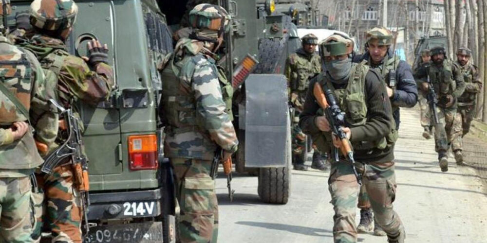 जम्मू-कश्मीर में लश्कर आतंकी का सहयोगी गिरफ्तार, हथियार और गोला-बारूद जब्त