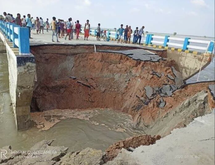 उद्घाटन के 29 दिन बाद ही ध्वस्त हुआ 263 करोड़ के गंडक महासेतु का एप्रोच रोड, तेजस्वी ने साधा निशाना