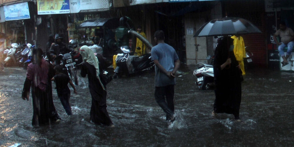 कोरोना महामारी के बीच लगातार तीसरे दिन भारी बारिश से मुंबई में जीवन अस्त-व्यस्त