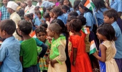 बिहार के महादलित बच्चों को कागज पर ही सिखा दी अंग्रेजी, 1वर्तमान और 3 पूर्व IAS पर FIR