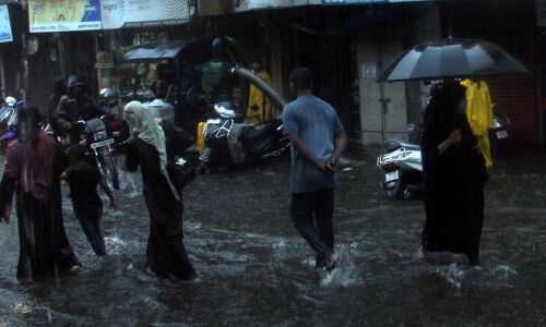 कोरोना महामारी के बीच लगातार तीसरे दिन भारी बारिश से मुंबई में जीवन अस्त-व्यस्त