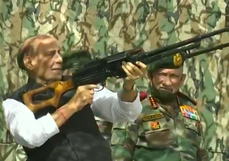 रक्षामंत्री राजनाथ सिंह लद्दाख पहुंचे, अग्रिम पंक्तियों पर सुरक्षा तैयारियों का ले रहे हैं जायजा