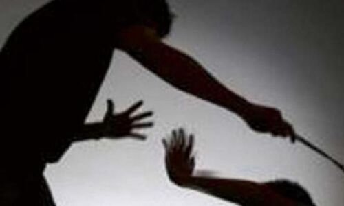 UP : बांदा में दलित शख्स सरकारी हैंडपंप से भरने गया पानी तो दबंगों ने बुरी तरह पीटा, अस्पताल में भर्ती