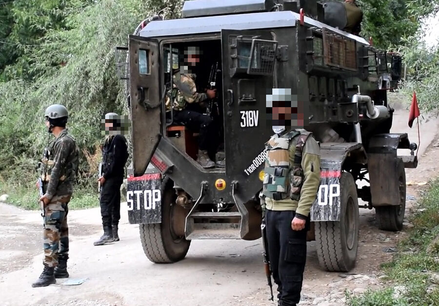 जम्मू कश्मीर के शोपियां में सुरक्षा बलों ने तीन आतंकवादी मारे