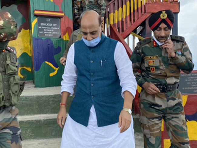 रक्षामंत्री राजनाथ सिंह ने कुपवाड़ा में फारवर्ड पोस्ट का किया निरीक्षण, अमरनाथ में की पूजा