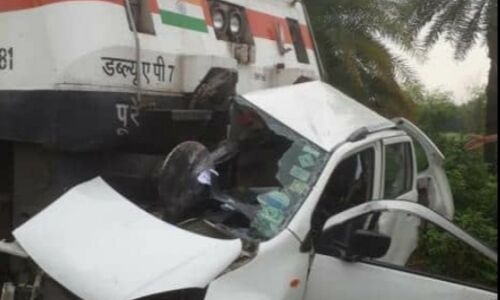 पटना-रांची जनशताब्दी एक्सप्रेस से टकरा गई कार, दंपती-बच्ची समेत 3 की मौत