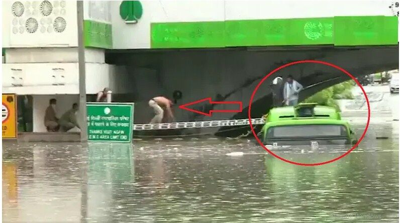 दिल्ली-एनसीआर में भारी बारिश से जलभराव, मिंटो रोड पर अंडरपास में फंसी डीटीसी बस, ऐसे बचाई गई लोगों की जान