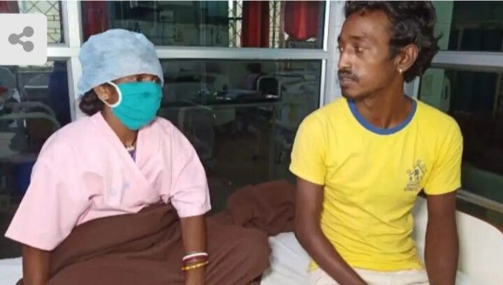 पश्चिम बंगाल के पुरुलिया से साइकिल पर पत्नी को बैठा इलाज के लिए झारखंड पहुँच गया यह शख्स