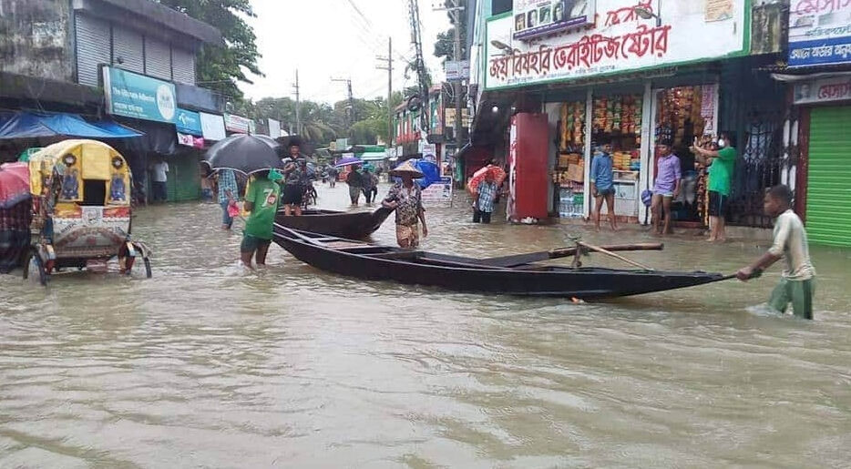 बांग्लादेश में भी बाढ़ से हालात गंभीर, नदियां उफान पर