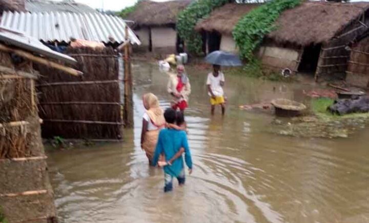 बाढ़ ने किया विस्थापित, बांध व सड़क किनारे शरण ली तो बारिश बन गई विलेन