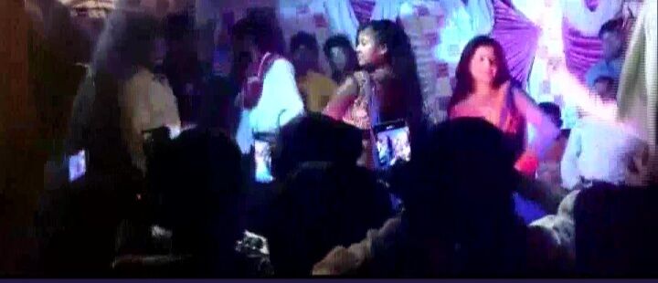 बिहार में लॉकडाउन के बीच अश्लील गानों पर खूब लगे ठुमके, हथियार भी लहराए