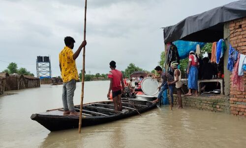 बिहार : कोरोना हमारा क्या कर लेगा, हमलोग तो बाढ़ से हर साल मरते हैं