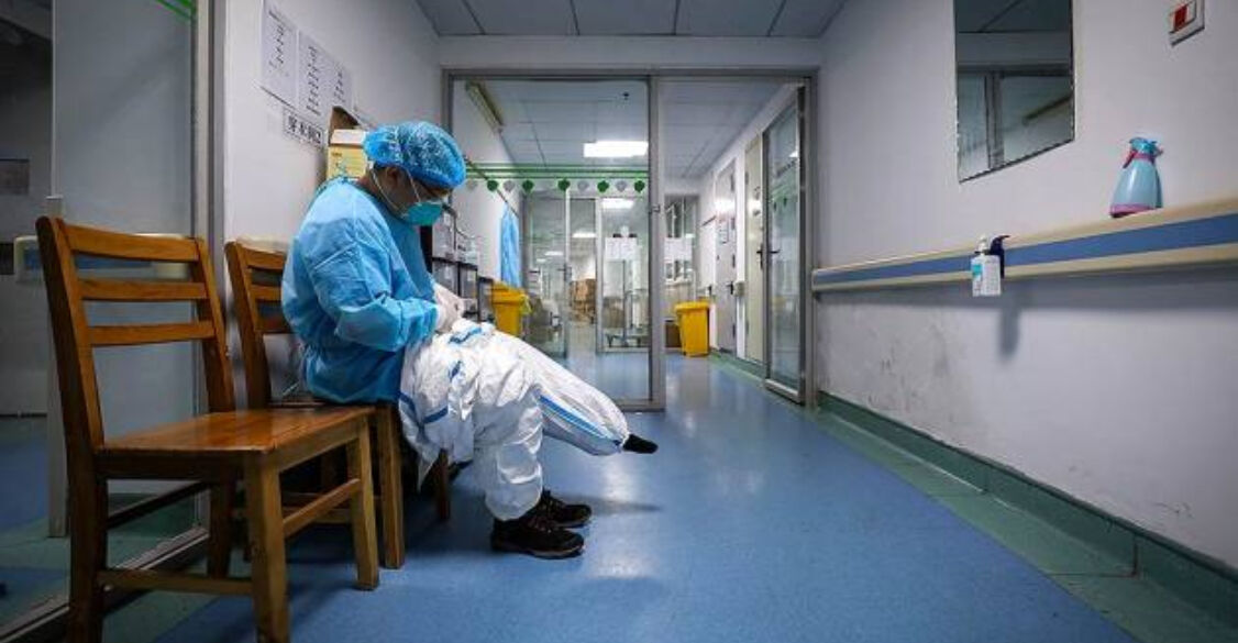 कोरोना योद्धाओं की असल कहानी, ड्यूटी करते मर जाओ या फिर जेल जाओ