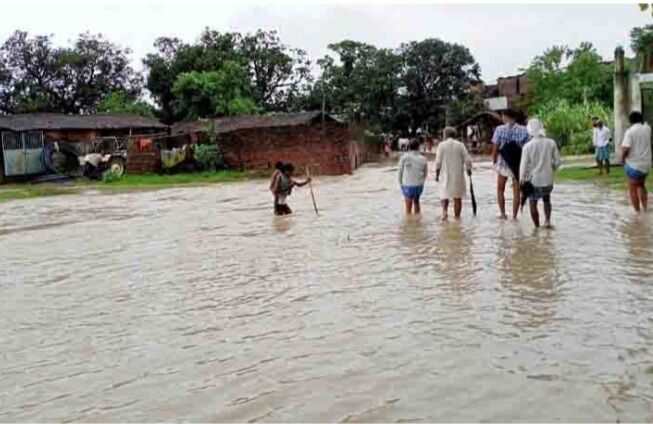 बिहार में बाढ़ से कई इलाकों में बिगड़ रहे हालात को लेकर NDRF की तैनाती, नेपाल लगातार छोड़ रहा पानी