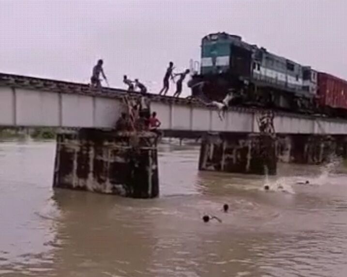 ट्रेन के बिल्कुल नजदीक आने पर रेल पुल से नदी में छलांग लगा रहे बच्चे, स्टंट का वीडियो हुआ वायरल