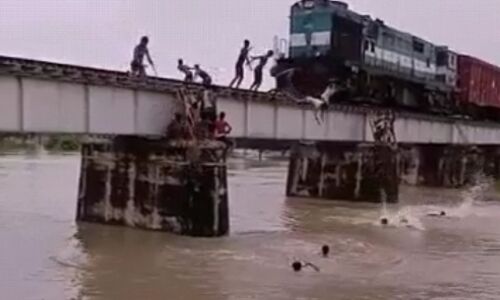 ट्रेन के बिल्कुल नजदीक आने पर रेल पुल से नदी में छलांग लगा रहे बच्चे, स्टंट का वीडियो हुआ वायरल
