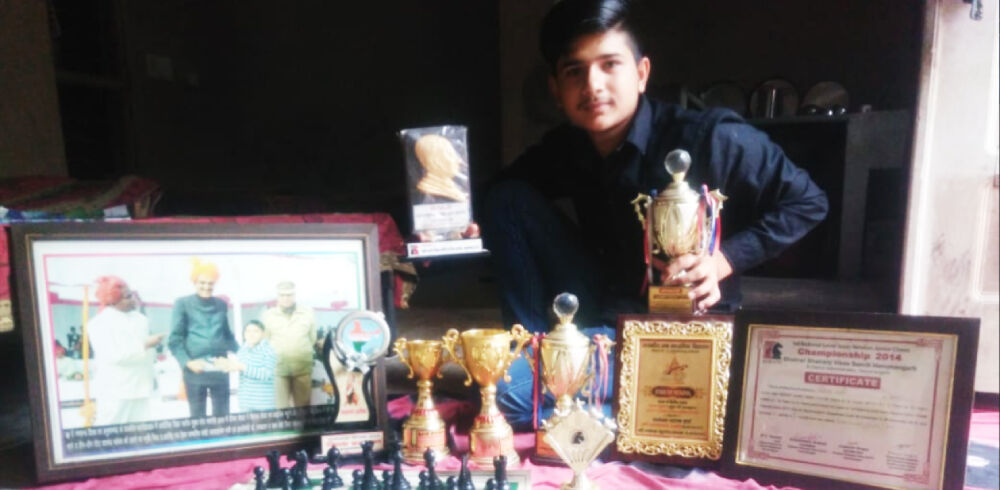 IAS अधिकारी ने बदल दी सैकड़ों मजदूर मां-बाप के बच्चों की ज़िंदगी, लाईब्रेरीमैन के नाम से हैं मशहूर