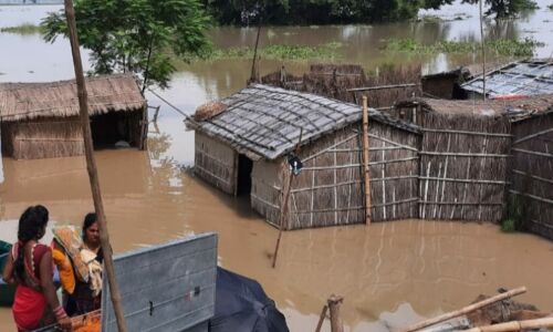 जरूरी सामान ले तटबंधों पर जा रहे हैं बाढ़ पीड़ित, चिंता है कि माल-मवेशियों के चारे का कैसे हो इंतजाम