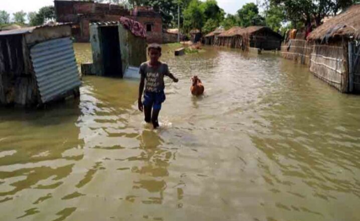 बिहार: सारण और चंपारण तटबंध टूटे, चार जिलों की 10 लाख की आबादी पर खतरा