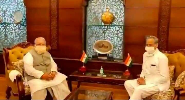 राज्यपाल से मिले गहलोत, समर्थक विधायकों ने राजभवन में की नारेबाजी राज्यपाल से मिले गहलोत, समर्थक विधायकों ने राजभवन में की नारेबाजी