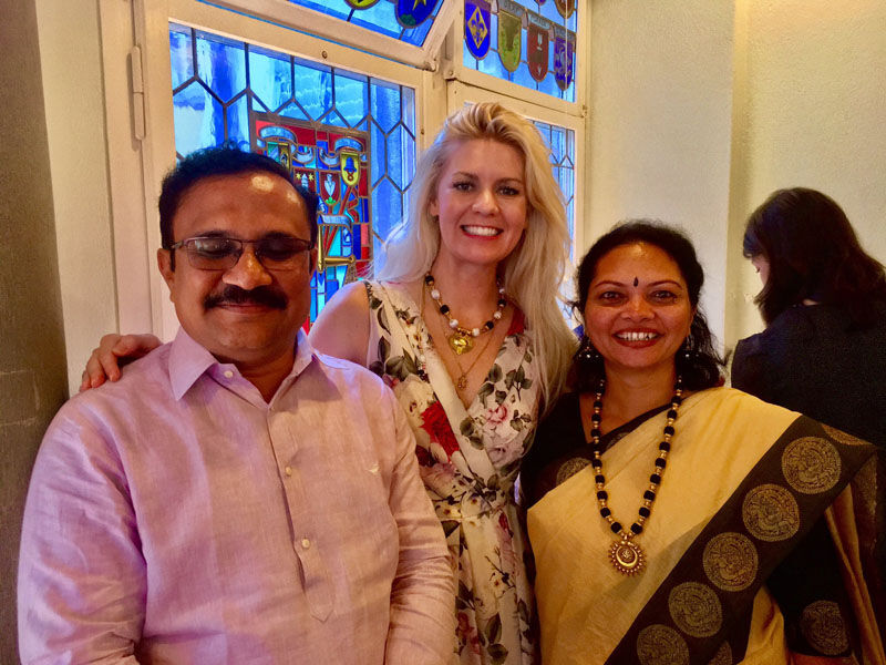 डाॅक्टर दंपती 20 सालों से बेसहारा महिलाओं की कर रहा देखभाल, पत्नी ने सेवा के लिए छोड़ दी नौकरी डाॅक्टर दंपती 20 सालों से बेसहारा महिलाओं की कर रहा देखभाल, पत्नी ने सेवा के लिए छोड़ दी नौकरी