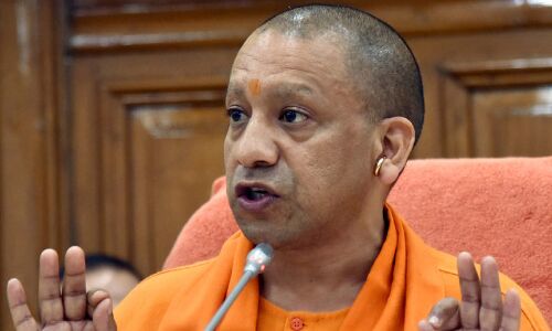 राममंदिर भूमि पूजन से पहले अयोध्या पहुंचे योगी, पत्थर तराशी का लिया जायजा