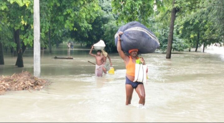 बिहार:बाढ़ की स्थिति हुई गंभीर, तीन रेलखंडों पर ट्रेनों की आवाजाही बंद तो सेना के हेलीकॉप्टर भी लगाए गए