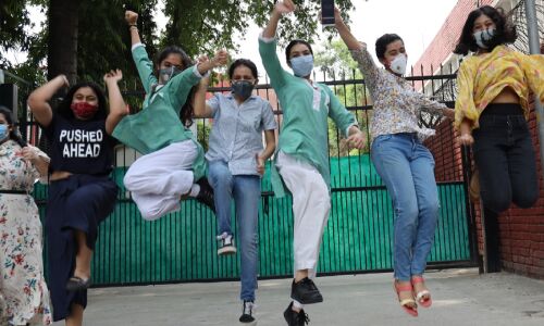 दिल्ली दंगों में किताबें, घर, दुकानें जले फिर भी छात्राओं ने किया कमाल