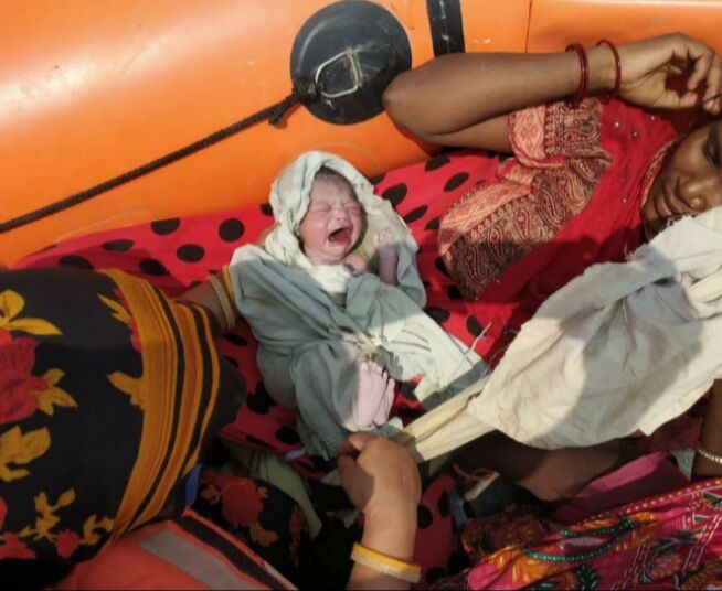 रेस्क्यू बोट पर महिला ने बच्ची को दे दिया जन्म, बाढ़ से बचाकर ला रही थी NDRF की टीम