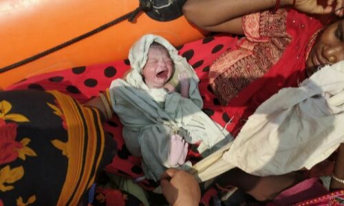 रेस्क्यू बोट पर महिला ने बच्ची को दे दिया जन्म, बाढ़ से बचाकर ला रही थी NDRF की टीम