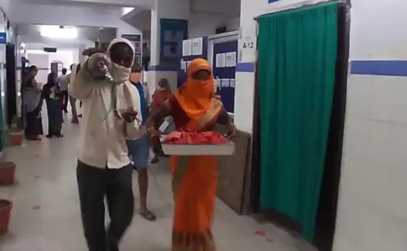 बाप के कंधे पर ऑक्सीजन सिलेंडर, मां के हाथ में नवजात, फिर भी न बच पाई जान