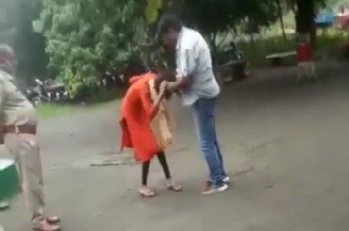 झारखंड : थानेदार ने लड़की को थाने में बेरहमी से पीटा, गंदी गालिया दीं, वीडियो वायरल होने पर हुआ सस्पेंड