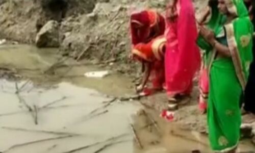 अंधविश्वास : बाढ़ से रक्षा के लिए  महिलाएं कर रहीं कमला मैया की पूजा, पहले हो चुका है कोरोना माई का पूजन