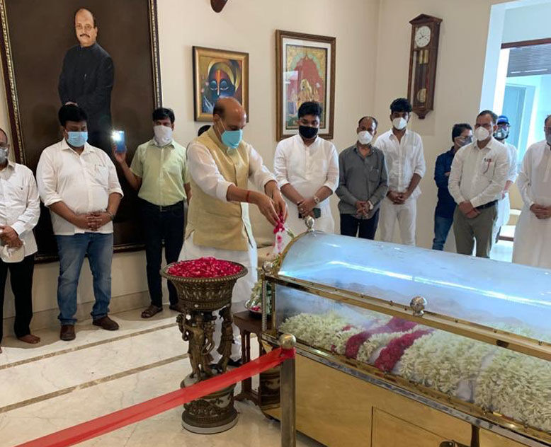 अमर सिंह का पार्थिव शरीर लाया गया स्वदेश, रक्षामंत्री राजनाथ ने परिवार से मिल बंधाया ढांढस