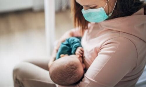 कोरोना संक्रमित माँ भी करा सकती है स्तनपान, जानें क्या रखें सावधानियां