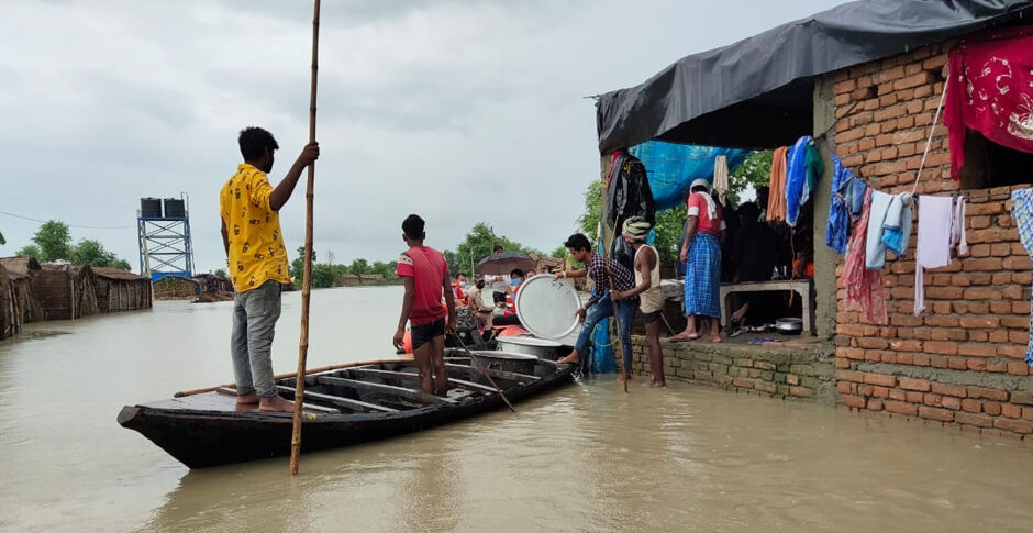बिहार: बाढ़ से 14 जिलों के 56 लाख से ज्यादा लोग बुरी तरह प्रभावित, खतरे के निशान से ऊपर बह रहीं सभी नदियां