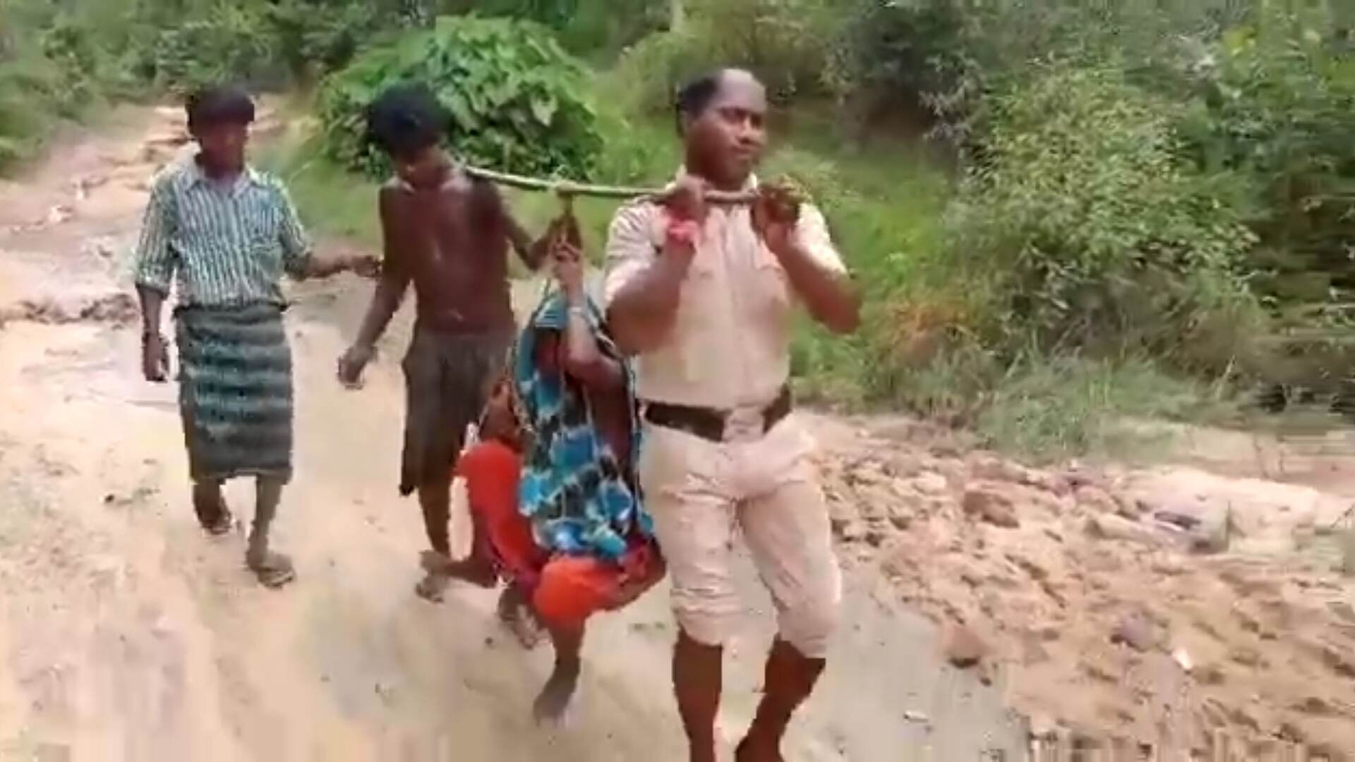 एक किलोमीटर तक गर्भवती महिला को परिजनों के साथ कंधे पर ढोकर ले गया पुलिसकर्मी