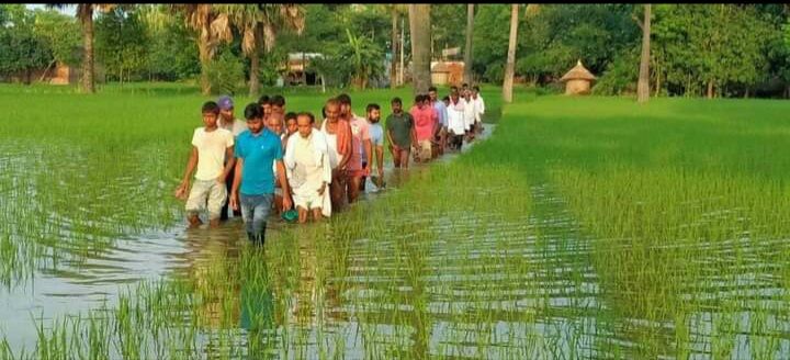 लॉकडाउन में काम बंद होने से मजबूर होकर गांव आए और शुरू की खेती, पर बाढ़ ने फेर दिया पानी