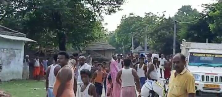 बिहार : सड़क को बांस-बल्ले से बंद कर पुलिस पर किया हमला और छुड़ा लिया आरोपितों को