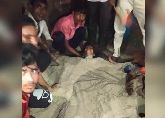 पीलीभीत में महिला को बिजली करंट लगने के बाद अंधविश्वास में इलाज के लिए बालू के नीचे दबाया पीलीभीत में महिला को बिजली करंट लगने के बाद अंधविश्वास में इलाज के लिए बालू के नीचे दबाया