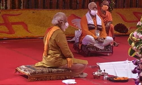 रामलला के दर्शन के बाद भूमि पूजन कर रहे पीएम मोदी, बजरंग दल-विहिप ने लगाए जय श्री राम के नारे