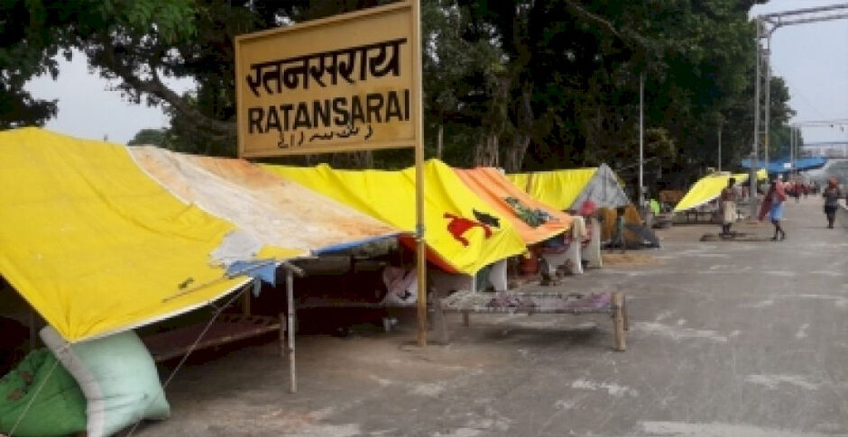 बिहार में बाढ़ से चारों ओर तबाही, प्लेटफार्म पर कट रही पीड़ितों की जिंदगी