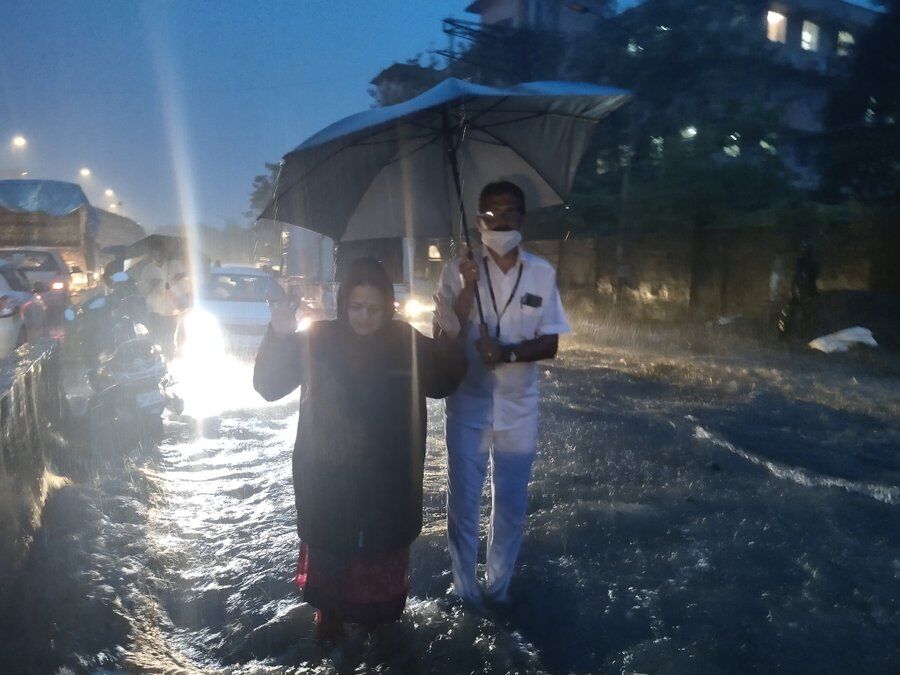 मुंबई-ठाणे में भारी बारिश से बाढ़ जैसे हालात, घरों में घुसा पानी, आज आएगा हाई टाइड