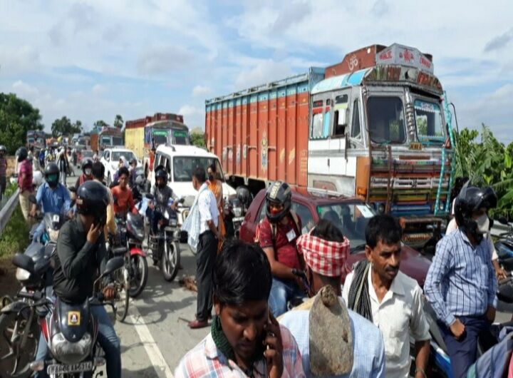 बिहार : राहत न मिलने से आक्रोशित बाढ़ पीड़ितों ने  NH-77 को मुजफ्फरपुर में किया जाम