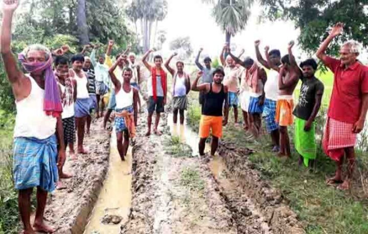 नीतीश करते हैं सड़कों का जाल बिछाने का दावा, पर उनके गृहजिला में सड़क के लिए प्रदर्शन कर रहे ग्रामीण