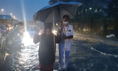 मुंबई-ठाणे में भारी बारिश से बाढ़ जैसे हालात, घरों में घुसा पानी, आज आएगा हाई टाइड