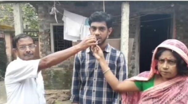 संघर्ष की दास्तान : पिता सायकिल पर गांव-गांव फेरी लगाकर बेचते हैं कपड़े, बेटा बना IAS