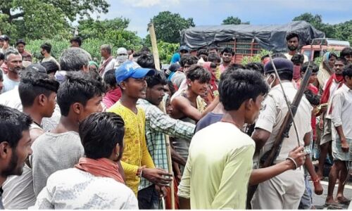 भूख से बिलबिला रहे बाढ़ पीड़ितों की जब नहीं हुई सुनवाई तो भिड़ गये पुलिसवालों से भूख से बिलबिला रहे बाढ़ पीड़ितों की जब नहीं हुई सुनवाई तो भिड़ गये पुलिसवालों से