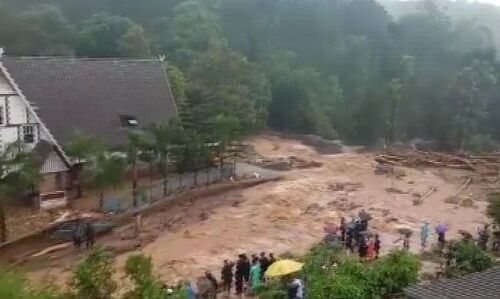 केरल के इडुक्की जिले में भारी बारिश से लैंड स्लाइड, पांच की मौत, 10 को बचाया गया, 80 के फंसे होने की आशंका